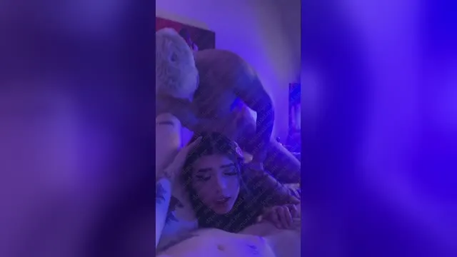 Под кайфом ебет двух альтушек во все щели на камеру